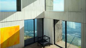 Den Pazifischen Ozean immer im Blick; Casa Poli in Coliumo in Chile, entworfen von Pezo von Ellrichshausen. Ein raues Flachdachgebäude aus Beton. Foto: Pezo von Ellrichshausen