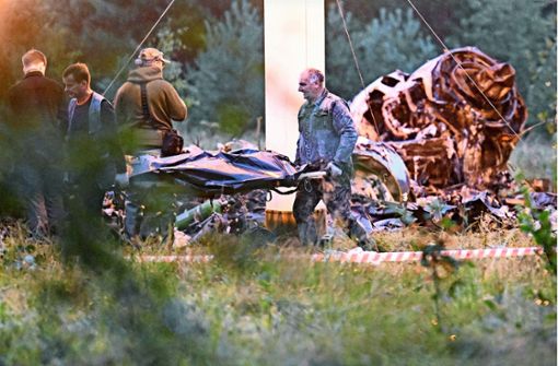 Ein Leichensack wird aus den Trümmern des abgestürzten Flugzeugs getragen. Foto: dpa/uncredited