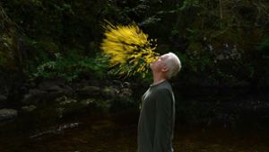 Er spuckt Blütenblätter in die Landschaft: Der Künstler Andy Goldsworthy in „Leaning into the Wind“ Foto: Haus des Dokumentarfilms