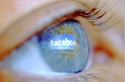 Der Schriftzug des sozialen Netzwerks Facebook spiegelt sich in einem Auge: Inzwischen sind mehr als ein Drittel aller Jugendlichen und jungen Erwachsenen Opfer von Cybermobbing. Foto: dpa