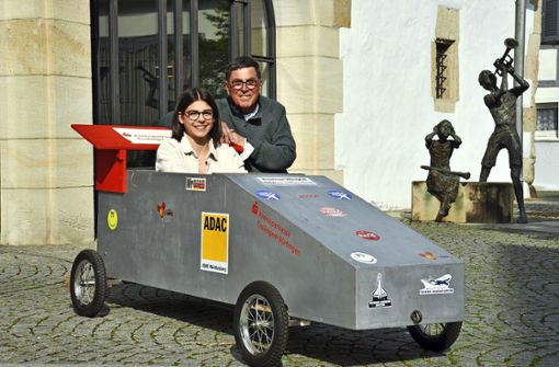 Britta Bukschat und ihr Großvater Wolfgang Gohl haben im Jahr  2010 gemeinsam ihren „Silberpfeil“ gebaut, mit dem die 21-Jährige  einmal mehr an den Start geht. Foto: /Andreas Kaier