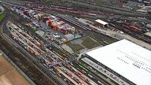 Der Kornwestheimer Containerbahnhof: Links  zu sehen ist der bislang unbebaute Streifen, auf dem die neue Kranbahn entstehen soll. Foto: Werner Kuhnle (Archiv)