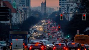 Der CO2-Ausstoß des Verkehrs muss dringend sinken. Die Groko setzt auf Anreize für den Umstieg auf E-Autos und öffentlichen Nahverkehr. Das Umweltbundesamt ist für deutlich radikalere Maßnahmen. Foto: dpa/Michael Kappeler
