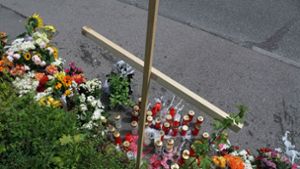 Der Tatort in der Fasanenhofstraße: Die Bluttat sorgt für große Anteilnahme. Foto: Fotoagentur  Stuttgart/Andreas Rosar