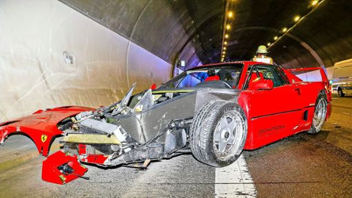Der Ferrari kollidierte auf der A81 mit den Tunnelwänden  im Engelbergtunnel. Foto: KS-Images.de / Karsten Schmalz