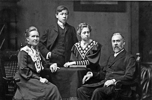 Nach einer Odyssee durch psychiatrische Einrichtungen in Grafeneck von den Nazis ermordet: Luise Mehmke (Dritte von links) im Kreis ihrer Familie Foto: privat/privat