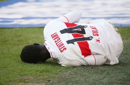 Am Boden: Silas Wamangituka hat sich verletzt und fehlt dem VfB Stuttgart monatelang. Foto: Baumann