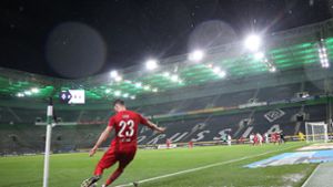 Sollte die Fußball-Bundesliga bald wieder spielen, dann ohne Zuschauer – wie hier in Mönchengladbach. Foto: dpa/Roland Weihrauch