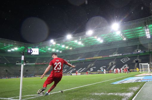 Sollte die Fußball-Bundesliga bald wieder spielen, dann ohne Zuschauer – wie hier in Mönchengladbach. Foto: dpa/Roland Weihrauch