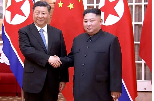 Die Staatchefs Xi Jinping und Kim Jong Un (rechts) bei einem Treffen im Jahr 2018 Foto: afp/CCTV