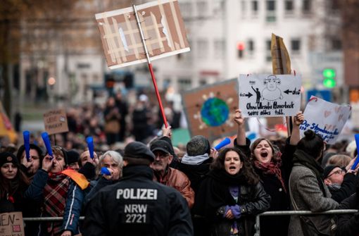 Die Gegendemonstranten waren klar in der Überzahl. Foto: Fabian Strauch/dpa/Fabian Strauch