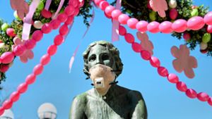 Die Nymphe am bereits  österlich geschmückten Brunnen in Hessen trägt eine Atemschutzmaske. Wird das Osterfest zum Wendepunkt? Foto: dpa/Uwe Zucchi