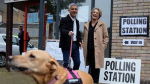 Londons Bürgermeister Sadiq Khan kommt mit seiner Frau Saadiya Ahmed und dem gemeinsamen Hund zur Stimmabgabe. Foto: Kin Cheung/AP