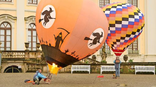 Das gibt ein Gedränge am Himmel und auf Erden: Gut 70 Modellballone sollen gleichzeitig im Blühenden Barock schweben. Foto: Simon Granville