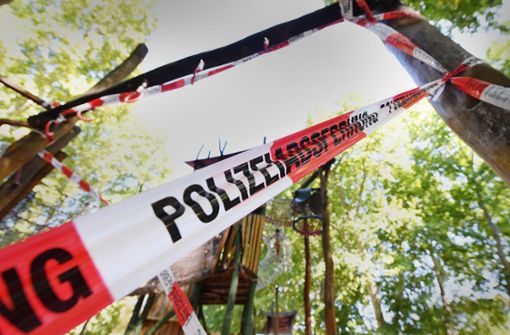Flatterbänder sperren Teile des Spielplatzes ab. Foto: /Franziska Kraufmann
