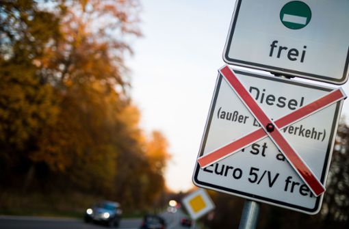 Die ersten Schilder stehen schon. Wann auch die Navigationsgeräte für Autofahrer auf das Stuttgarter Fahrverbot hinweisen werden, hängt davon ab, wie schnell die Karten aktualisiert werden Foto: dpa
