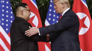 Donald Trump schüttelt Kim Jong Un bei einem historischen Treffen die Hand. Foto: dpa/Evan Vucci