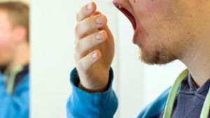 Mann hält sich beim Gähnen die Hand vor den Mund. Foto: Friso Gentsch/Archiv Foto: dpa