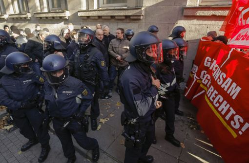 Polizisten müssen den gekündigten Daimler-Mitarbeiter und seine Mitstreiter schützen. Foto: Lichtgut/Leif Piechowski