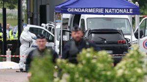 Gerichtsmediziner und Polizisten am Ort des Angriffs an einer Mautstelle in Nordfrankreich. Foto: Alain Jocard/AFP/dpa