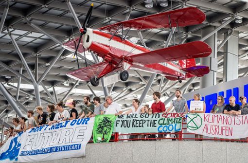 Fridays-for-Future-Protest am Stuttgarter Flughafen. Auch Stuttgarts OB Fritz Kuhn kritisiert Kurzstreckenflüge. Foto:  