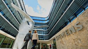 Die Skulptur „The Wings“ des Star-Architekten Daniel Libeskind vor der Münchner Siemens-Zentrale: Der Konzern investiert für seinen Umbau zum Digitalunternehmen Milliarden. Foto: dpa