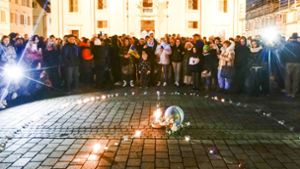 Kerzen  erleuchten zum Ende des Gebetes  das Friedenssymbol auf dem Ludwigsburger Marktplatz. Foto: Simon Granville