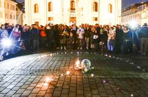 Kerzen  erleuchten zum Ende des Gebetes  das Friedenssymbol auf dem Ludwigsburger Marktplatz. Foto: Simon Granville