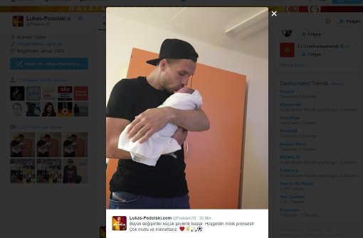 In drei Sprachen, darunter Türkisch, hat Lukas Podolski die Geburt seiner zweiten Tochter bekannt gegeben. Foto: Screenshot SIR