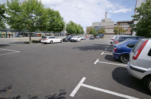 Der Parkplatz wird verschwinden: An dieser Stelle gegenüber dem Böblinger Bahnhof entsteht ein Hospiz. Foto: factum/Simon Granville