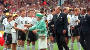 So sehen Europameister aus: Die Endspiel-Mannschaft von 1996 - die Queen gratulierte. Foto: dpa