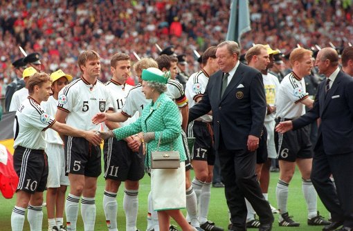 So sehen Europameister aus: Die Endspiel-Mannschaft von 1996 - die Queen gratulierte. Foto: dpa