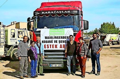 Aygül Aras (zweite von links) bei der Ankunft in der Grenzstadt Suruc Foto: privat