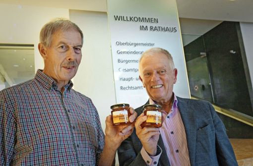 Süße Versuchung: Imker Hans-Eberhard Wulle (links) und OB Fritz Kuhn Foto: /Lichtgut/Leif Piechowski