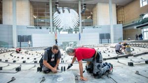 Arbeiten im Plenarsaal des Bundestags Foto: dpa
