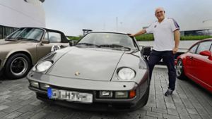 Stolz präsentiert ein Besitzer seinen Porsche auf dem Old- und Youngtimertreff am Mercedes-Benz-Museum. Foto: Andreas Rosa/r