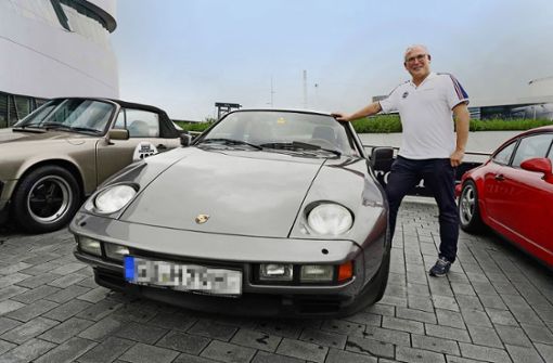Stolz präsentiert ein Besitzer seinen Porsche auf dem Old- und Youngtimertreff am Mercedes-Benz-Museum. Foto: Andreas Rosa/r