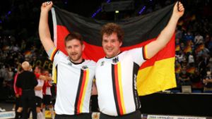 Die Cousins Gerhard (re.) und Bernd Mlady triumphieren im Radball-Finale mit 5:2 über die Schweiz. Foto: Baumann/Julia Rahn