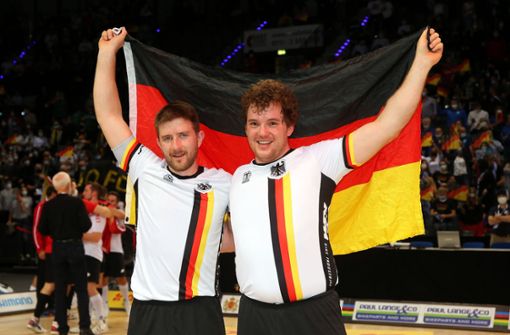 Die Cousins Gerhard (re.) und Bernd Mlady triumphieren im Radball-Finale mit 5:2 über die Schweiz. Foto: Baumann/Julia Rahn