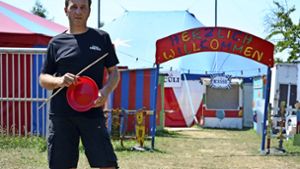Thomas Schäberle leitet den Circus Circuli, der in den Sommerferien auf dem Gelände neben dem Stadtteilbauernhof gastiert. Foto: Schumacher