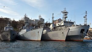 Russische Kriegsschiffe liegen im Hafen von Sewastopol. Foto: Ulf Mauder/dpa