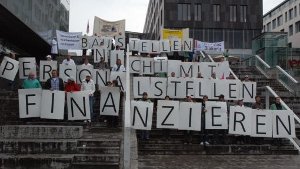 Verdi-Mitglieder demonstrieren auf dem Schlossplatz gegen den drohen Personalabbau in den Kliniken Quelle: Unbekannt
