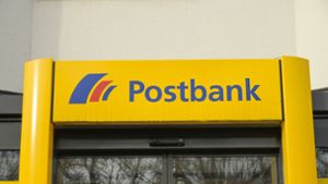 Die Gewerkschaft Verdi fordert für Tausende Postbank- Beschäftigte mehr Geld. (Symbolbild) Foto: IMAGO/Schöning