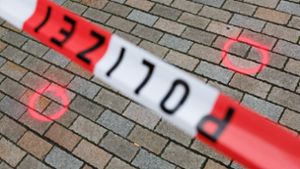 Markierungen der Kriminaltechnik am abgesperrten Tatort. Foto: Friso Gentsch/dpa