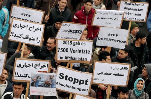 Menschen demonstrieren in Düsseldorf 2017 gegen Abschiebungen nach Afghanistan. Foto: dpa