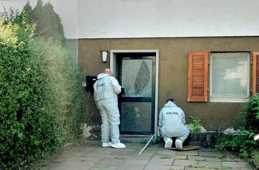 Spurensicherung in der Bunsenstraße: Vor diesem Haus trafen ein Angreifer und eine Polizeistreife nachts blutig aufeinander. Foto: Fotoagentur Stuttgart/ Andreas Rosar