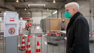 Winfried Kretschmann war am Samstag im geplanten Impfzentrum in der Messe Ulm. Foto: dpa/Stefan Puchner