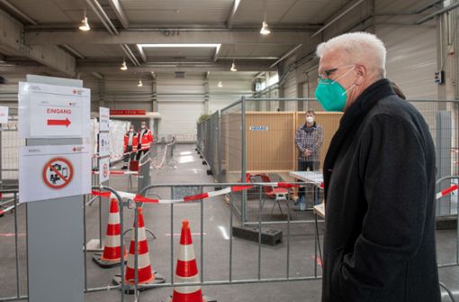 Winfried Kretschmann war am Samstag im geplanten Impfzentrum in der Messe Ulm. Foto: dpa/Stefan Puchner