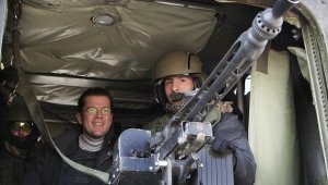 Guttenberg bei seinen Truppen: Der neue Verteidigungsminister will 100 weitere Soldaten nach Kundus schicken. Foto: AP
