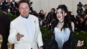 Elon Musk und seine Partnerin Grimes sind Eltern geworden. Für ihren Sohn wollen sie einen speziellen Namen. Foto: AFP/ANGELA WEISS